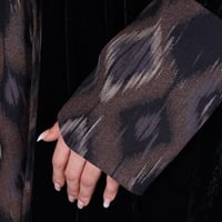 عباية سوداء شتوية لف مخمل مع شال وبأكمام كشميري مل...