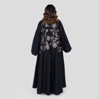 عباية نسائية سوداء بتطريز أنيق M