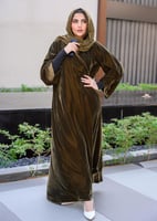 عباية مخمل كلوش باللون الزيتي الداكن الفاخرمع طرحة...