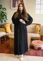 عباية نواعم سوداء بقماش إنترنت وتطريز أزهار بارزة...