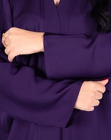 عبايه لف كريب ملونة باللون البنفسجي مع طرحة سكري