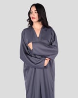 عبايه لف كريب ملونة باللون الرصاصي مع طرحة