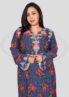 جلابية روز ناعمة بنقشة الزهور وتطريز صدر أنيق