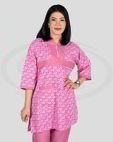 زي عامله مريح بألوان زاهية