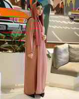 عبايه كريب يومية ملونه باللون اللحمي مع طرحه