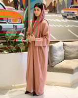 عبايه كريب يومية ملونه باللون اللحمي مع طرحه