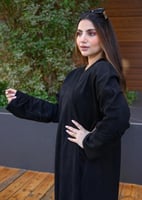 عباية شمواه أسود بتطريز خرز يدوي على الكم أسود