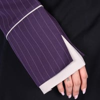 عباية لف رسمية اسود بتدخيلات بنفسجي مخطط