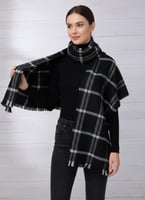 شال نسائي بطبعة كاروهات