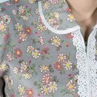 زي العاملات تصميم مريح بزهور