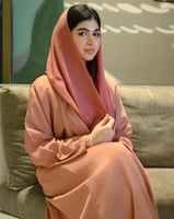 عبايه كريب يومية ملونه باللون اللحمي مع طرحه