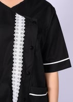 زي عملي للعاملات بتصميم أنيق وأزرار جانبية