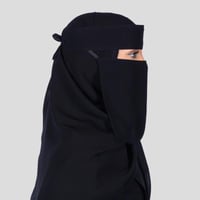 نقاب وسط خط طويل