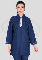 زيّ عاملات شتوي مخطط مع مريله