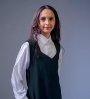 مريول مدرسي زيتي مخطط مع قميص أبيض