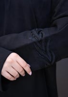 عباية شمواه أسود بتطريز خرز يدوي على الكم أسود