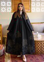 عباية جوري كتان سوداء بتطريز زهور سفلي وأكمام بفتح...