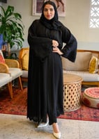 عباية سوداء أنترنت بحواف زهر أسود على الحواف مع طر...