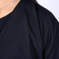 عباية سوداء بتطريز فراشات