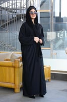 عبايه يومية كريب حرير باللون الأسود مع طرحه