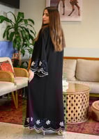 عباية توليب سوداء من قماش إنترنت الفاخر بتطريز زهو...
