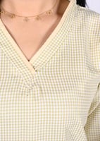 زي عملي كاروهات بلون الأصفر