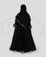 عباية ورود سوداء كلوش كريب بلاك بيري مع قماش جاكار...