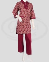 طقم زي عامله للمنزل بلون الأحمر