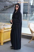 عبايه يومية كريب حرير باللون الأسود مع طرحه
