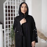 عباية سوداء انترنت كلوش مطرزه على الأكمام بلون ابي...
