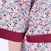 زي عاملة بألوان زاهية