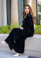 عباية مخمل أسود كلاسيكي بشت شتوي مع طرحة