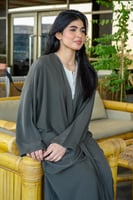 عبايه بلون رمادي زيتوني قماش كريب حرير