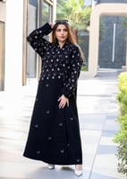 عباية ملكة الشتاء جوخ أسود بطباعة زهور بيضاء