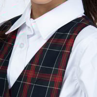 مريول روضة بتصميم كاروهات أحمر مع قميص من كنزي