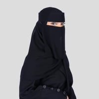 نقاب وسط خط طويل