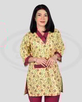 زي عامله مريح بألوان زاهية بالورد