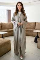 عبايه بتطريز ورد بلون الوردي على الاكمام