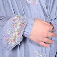 طقم سجادة صلاة وشرشف بربطة رصاصي