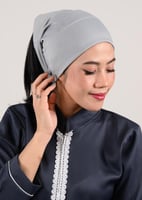 ربطة رأس بوني مزودة بفتحة خلفية