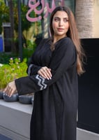 عباية شمواه أسود بتطريز كم بشكل موجات بيضاء عصرية