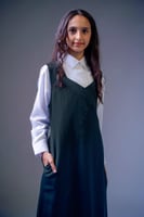 مريول مدرسي زيتي مخطط مع قميص أبيض