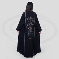 عباية بتطريز خلفي أنيق