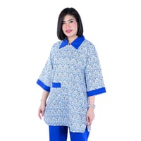 زي عاملة بطبعة زهور أزرق