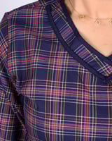 طقم عاملة منزلية بنمط كاروهات