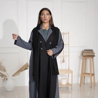 عباية كتان بليزر أسود بتدخيلات قماش رصاصي وأزرار ع...
