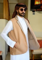 سديري جوخ دبل فيس عسلي وبيج بتصميم ياقة عريضة وإطل...