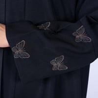 عباية سوداء بتطريز فراشات