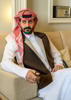 فيست رجالي رسمي وجهين بني وبيج دافئ.