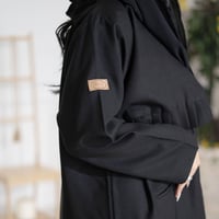 عباية بليزر أسود كتان بجيوب أمامية وصدريه بأطراف ك...